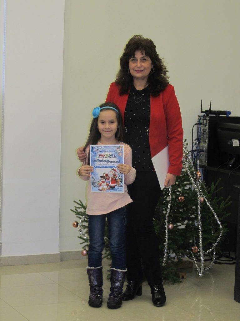 246 коледни картички нарисуваха децата от Община Лясковец