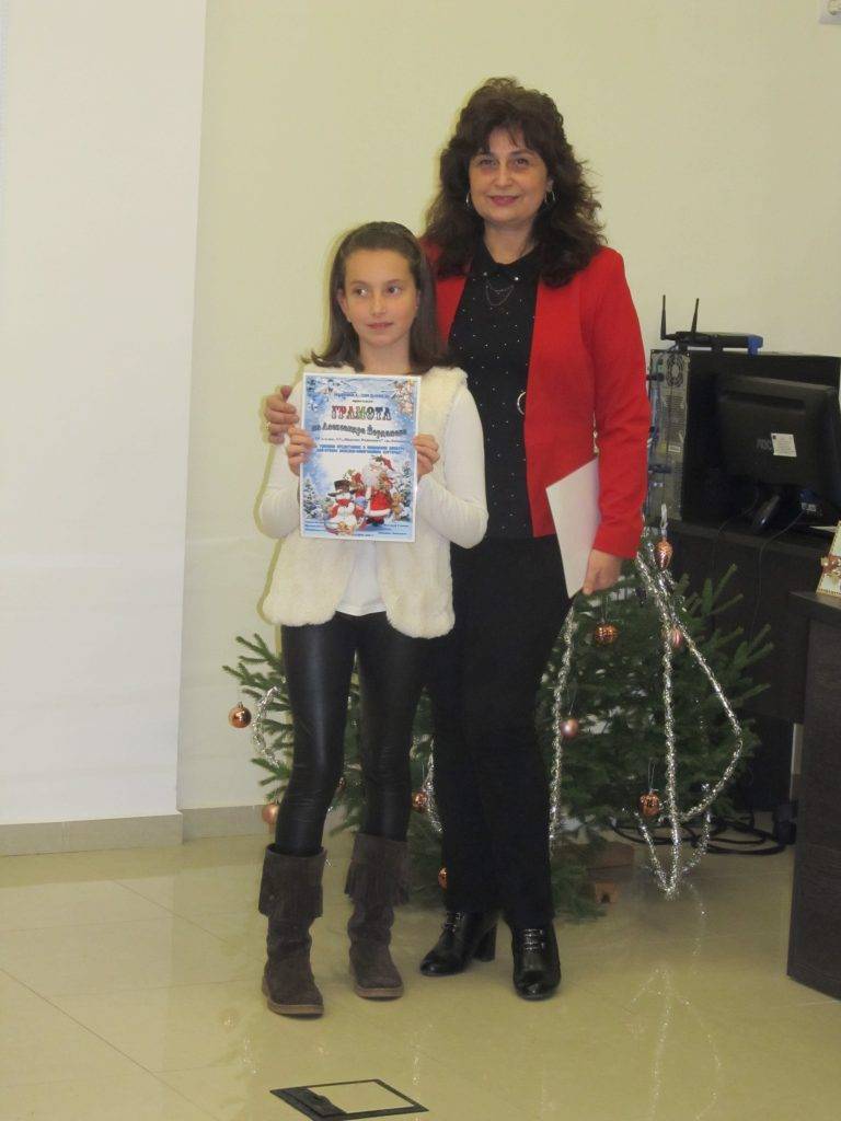 246 коледни картички нарисуваха децата от Община Лясковец