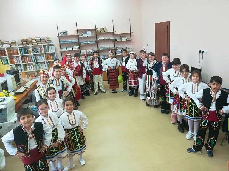 С пъстра и многообразна програма празнува НУ “Цани Гинчев” в Лясковец