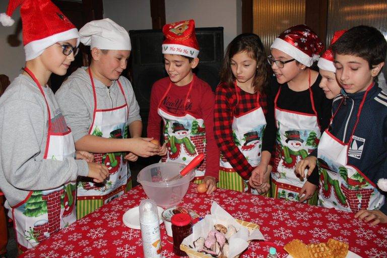 Сладкарницата на Дядо Коледа отвори врати в Стражица