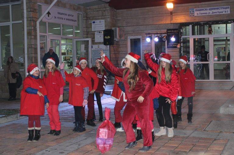 Стражица грейна в коледни светлини