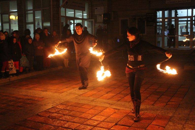 Стражица грейна в коледни светлини