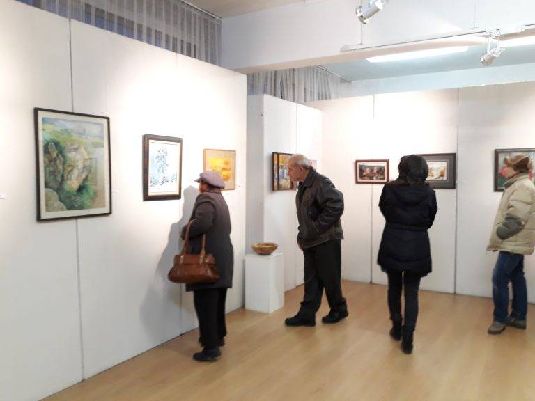 Откриха коледна изложба-базар на свищовски художници