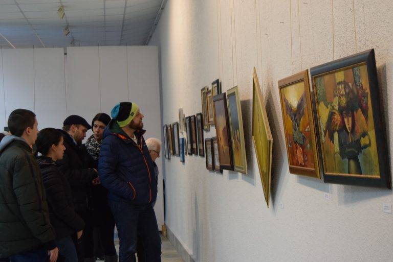 Горна Оряховица | Художници подредиха Коледна изложба в галерия „Недялко Каранешев”