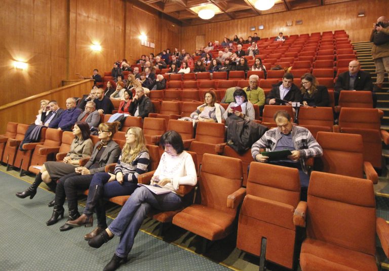 Слагат подземни контейнери  за смет във Велико Търново