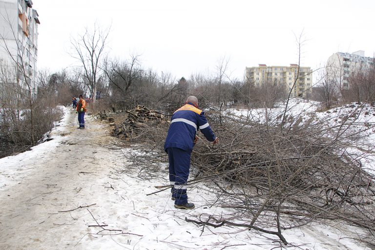 Почистват терена за пътната връзка между кв. “Бузлуджа” и кв. “Зона В”