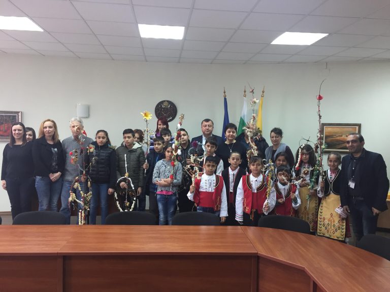 Деца сурвакаха администрацията в Павликени за Банго Васил