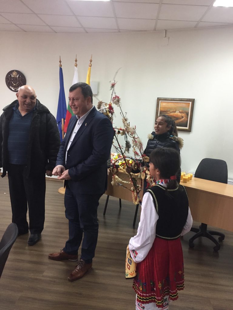 Общество | Деца сурвакаха администрацията в Павликени за Банго Васил