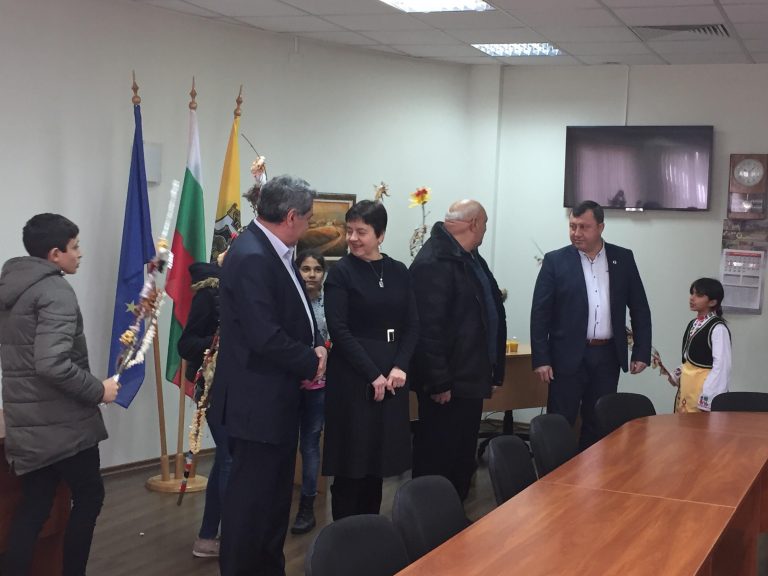 Деца сурвакаха администрацията в Павликени за Банго Васил