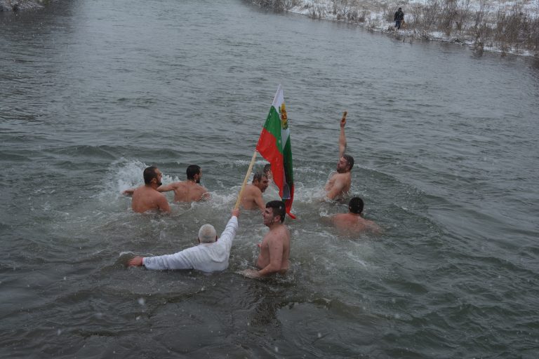 Емил Георгиев извади богоявленския кръст от водите на р.Росица в община Павликени