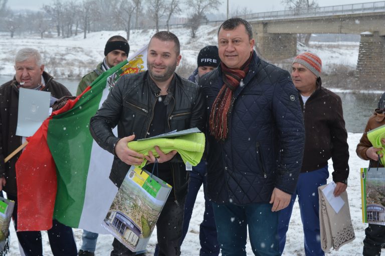 Павликени | Емил Георгиев извади богоявленския кръст от водите на р.Росица в община Павликени