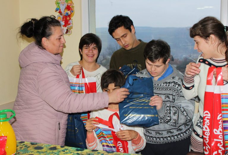 Самодейци от Мирово зарадваха обитателите на защитеното жилище в Стражица