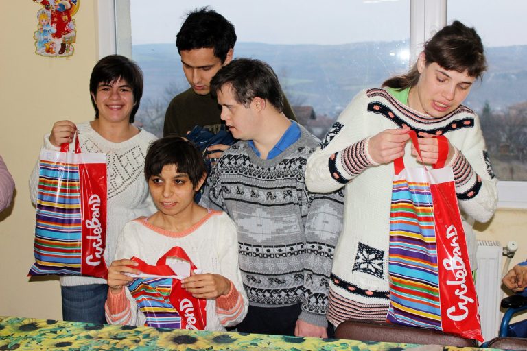 Самодейци от Мирово зарадваха обитателите на защитеното жилище в Стражица