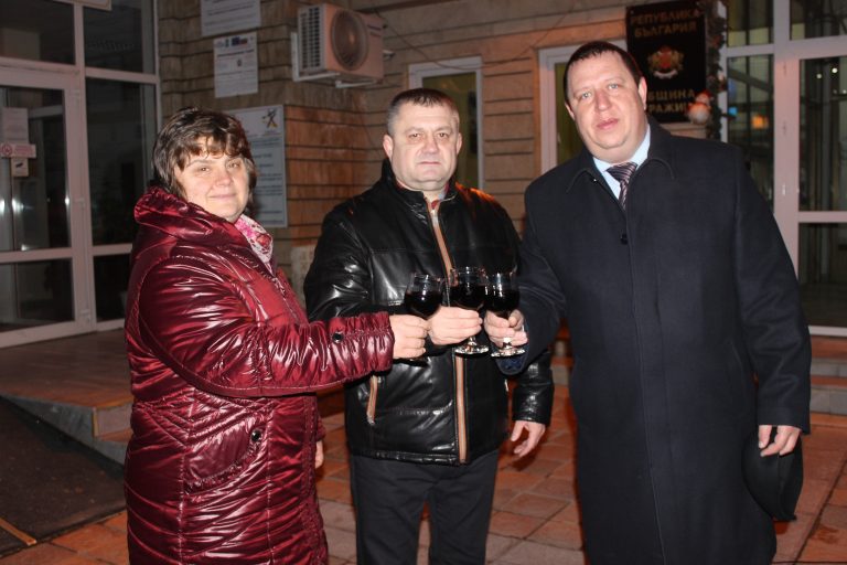 С кръшни хора и заря празнуваха в Стражица