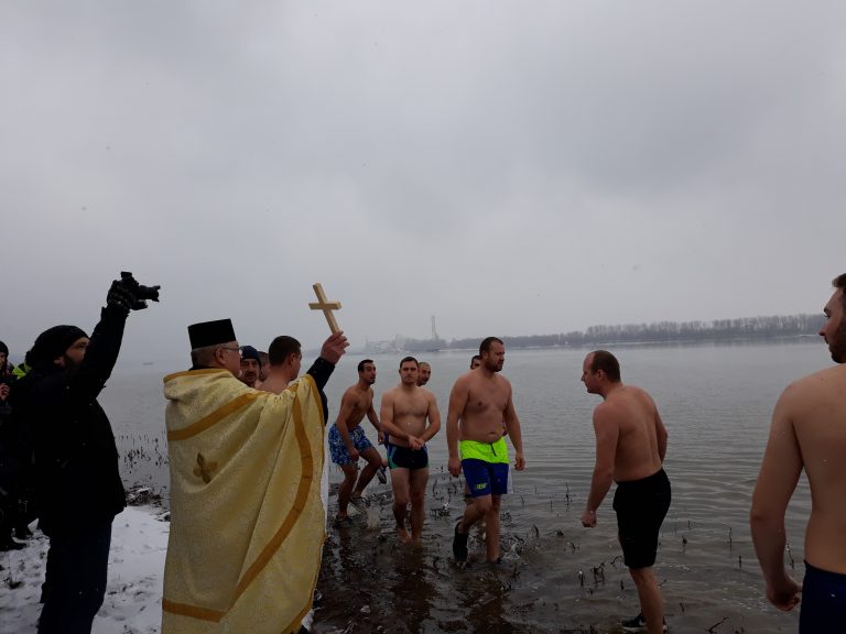 Свищов | Свилен Петков извади богоявленския кръст от река Дунав в Свищов