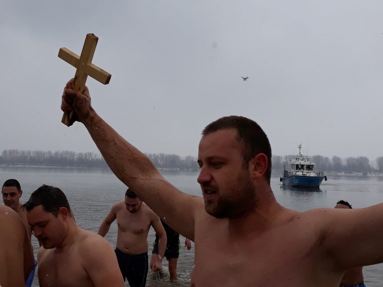 Свилен Петков извади богоявленския кръст от река Дунав в Свищов