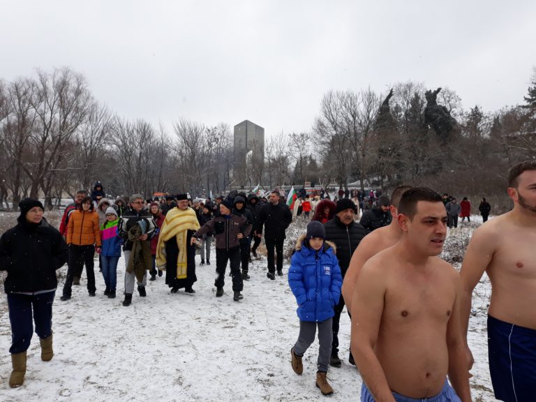 Свилен Петков извади богоявленския кръст от река Дунав в Свищов