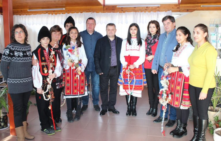 Община Стражица посрещна сурвакарчета за Василица