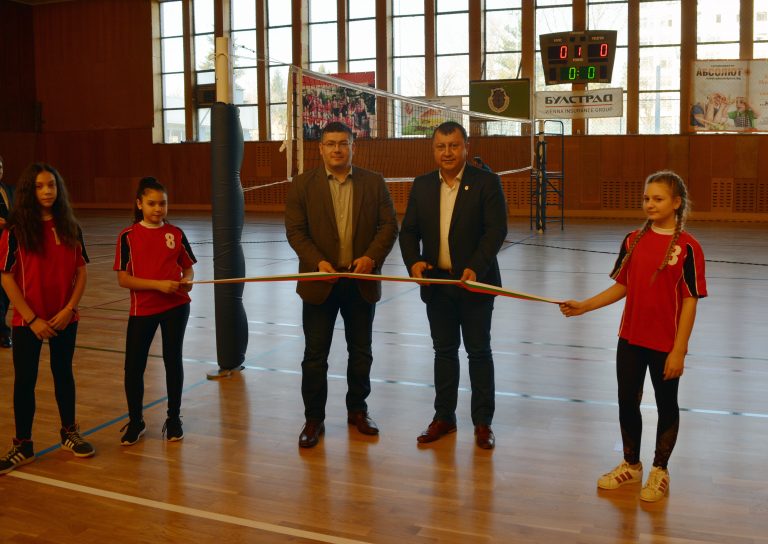 Горещи новини | Спортната зала в Павликени вече има нова настилка и нови съоръжения