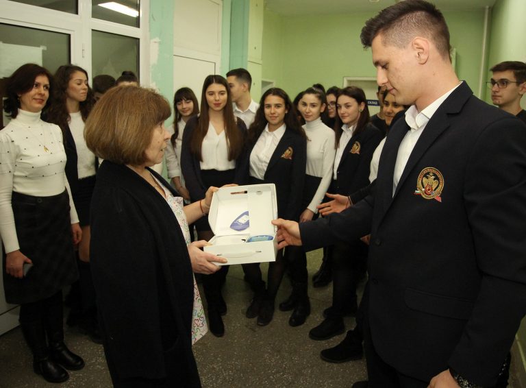 Колежани от АК „Аркус” дариха на болницата хемоглобинометър