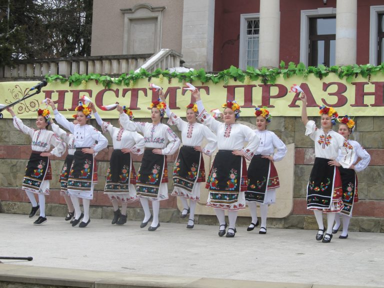 С вино и пелин поляха празника в Лясковец