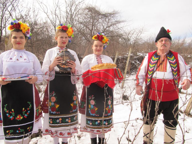 С вино и пелин поляха празника в Лясковец