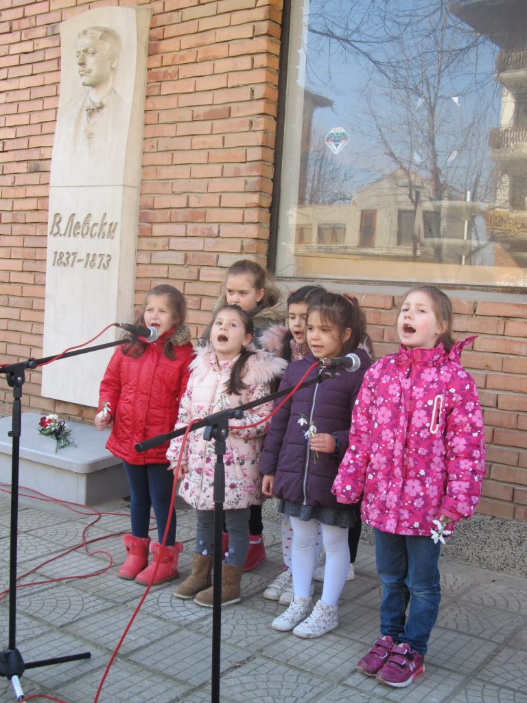 Поклонение за 146-ата годишнина от гибелта на Апостола събра на барелефа му десетки лясковчани