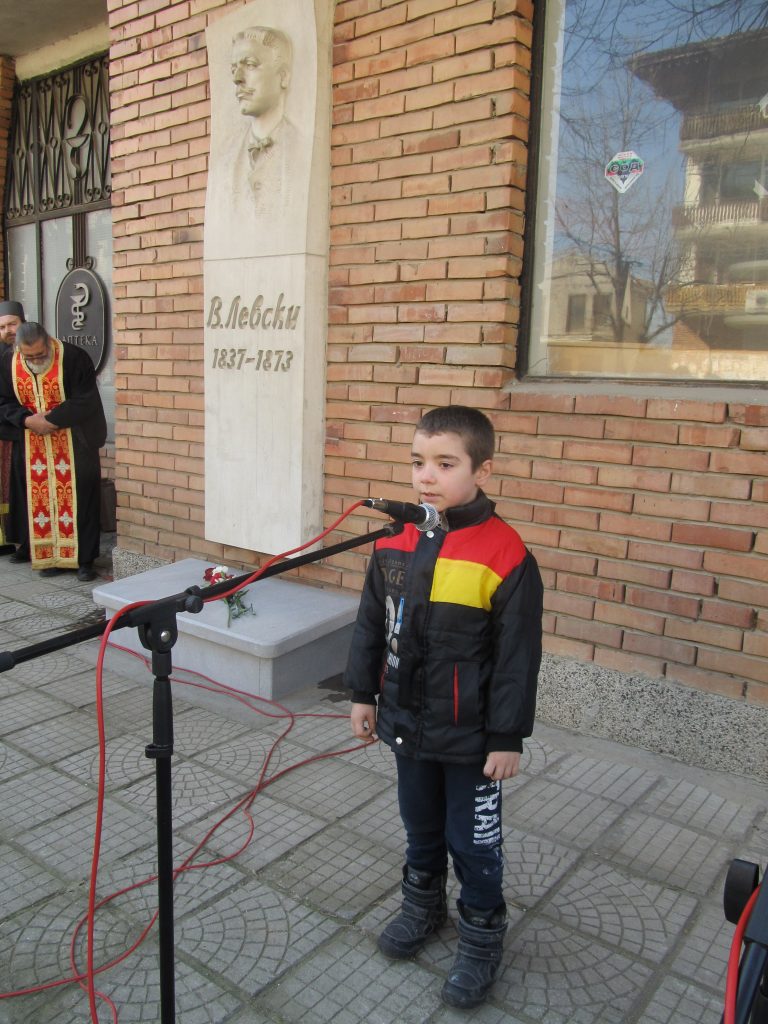 Поклонение за 146-ата годишнина от гибелта на Апостола събра на барелефа му десетки лясковчани