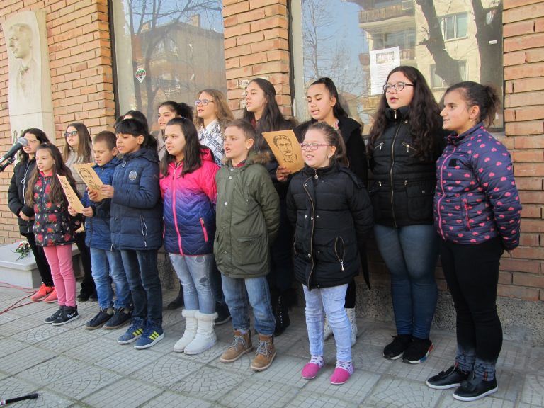 Поклонение за 146-ата годишнина от гибелта на Апостола събра на барелефа му десетки лясковчани