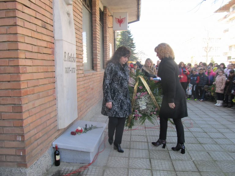 Поклонение за 146-ата годишнина от гибелта на Апостола събра на барелефа му десетки лясковчани