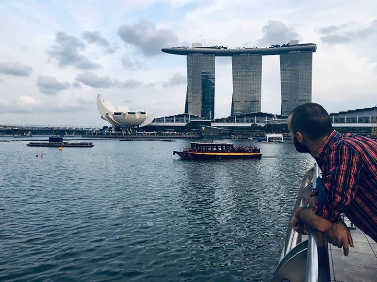 Възпитаник на Стопанска академия осигури пътуване до Сингапур за двама студенти