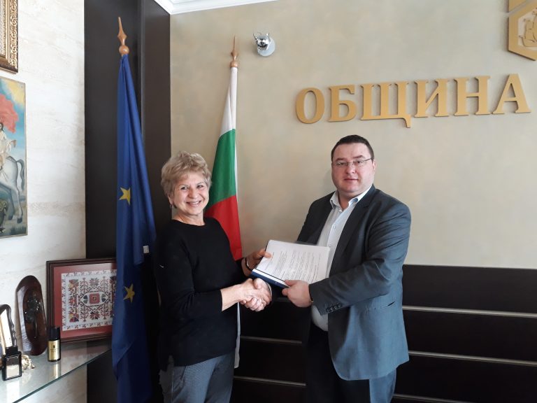 Свищов | Синдикатът на специалистите от детско и училищно здравеопазване към КНСБ и кметът на Свищов подписаха КТД