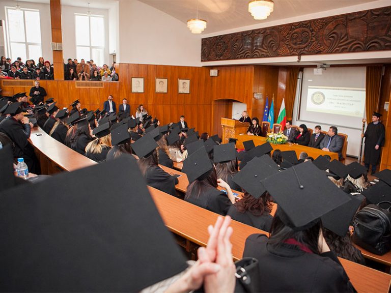 Свищов | Магистрите на Стопанска академия получиха  дипломите си на тържествени церемонии