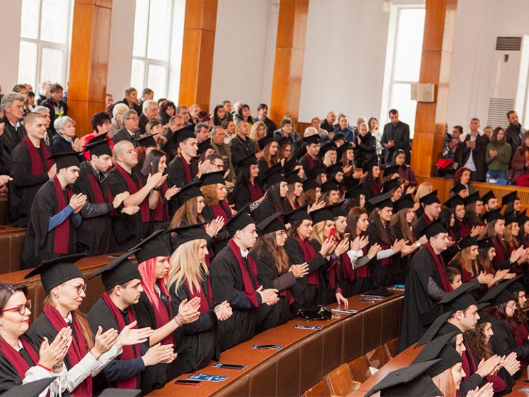 Магистрите на Стопанска академия получиха дипломите си на тържествени церемонии