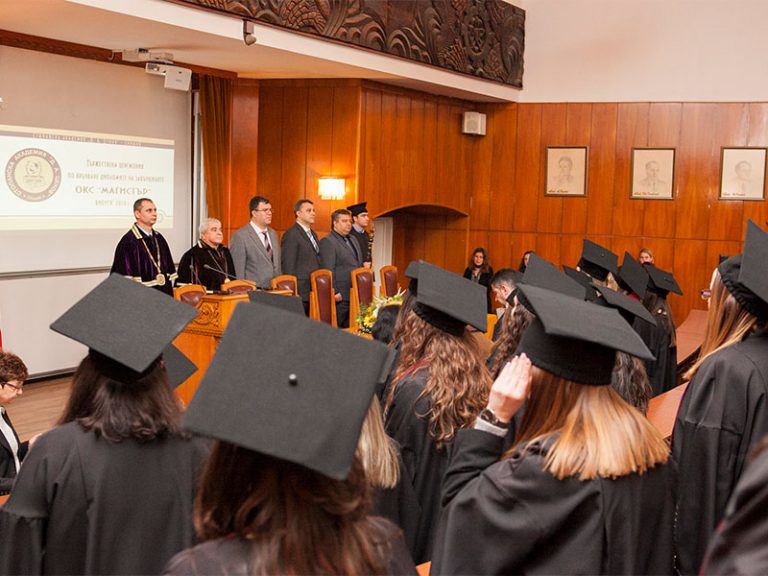 Магистрите на Стопанска академия получиха дипломите си на тържествени церемонии