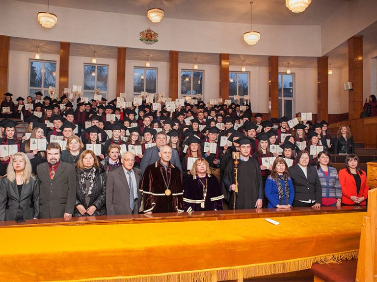 Магистрите на Стопанска академия получиха дипломите си на тържествени церемонии