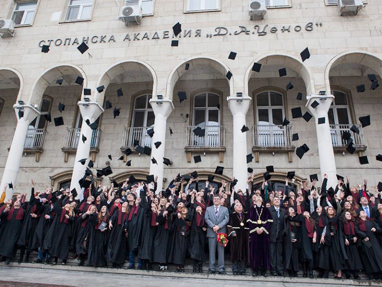 Магистрите на Стопанска академия получиха дипломите си на тържествени церемонии