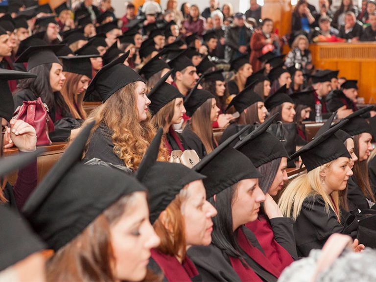 Магистрите на Стопанска академия получиха дипломите си на тържествени церемонии