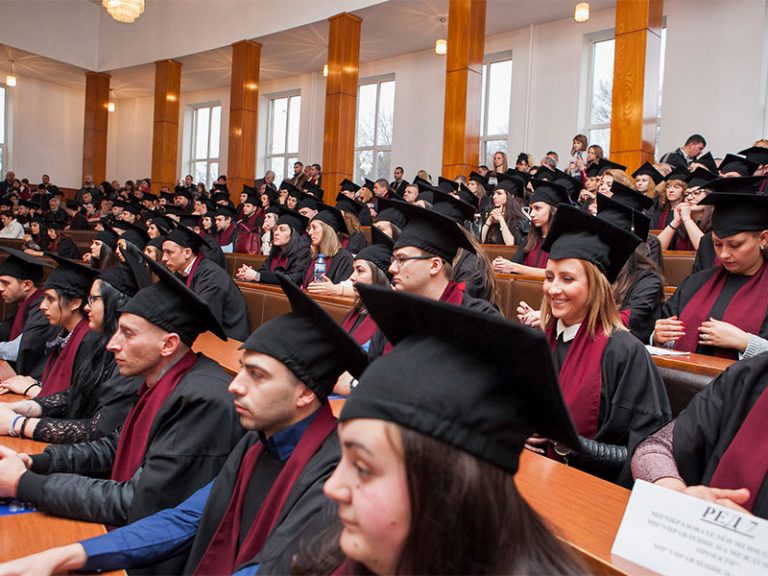 Магистрите на Стопанска академия получиха дипломите си на тържествени церемонии