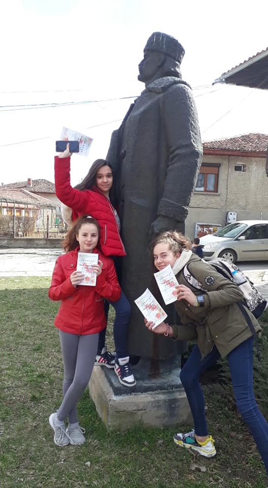 Децата на Лясковец твориха картички за Деня на мама