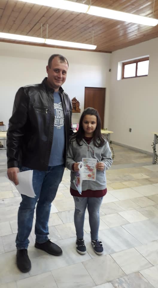 Децата на Лясковец твориха картички за Деня на мама