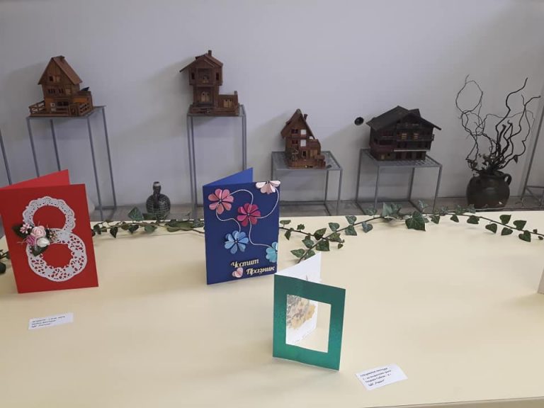 Децата на Лясковец твориха картички за Деня на мама
