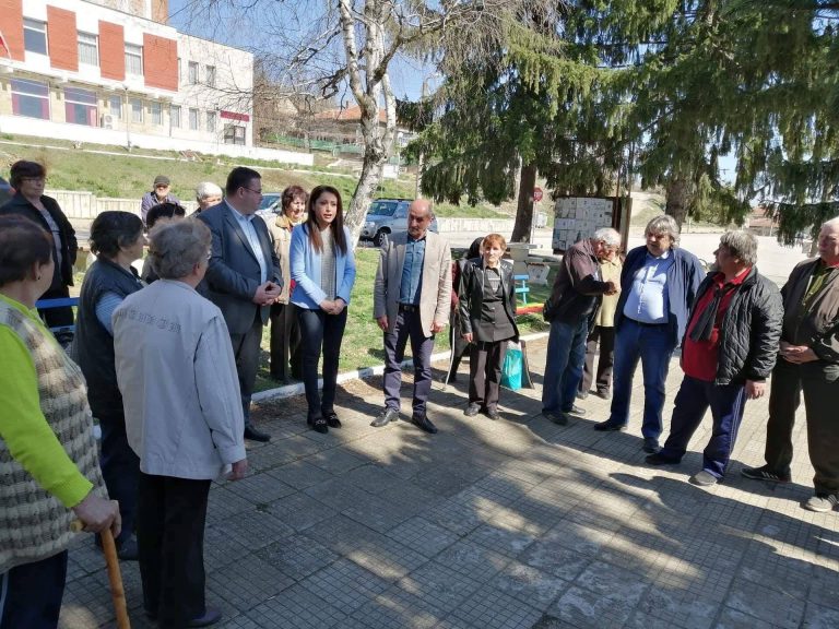 Десетки жители на селата Царевец и Българско Сливово посетиха поредните изнесени приемни на депутата Станислава Стоянова