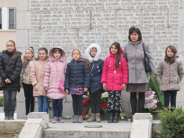 С тържествен ритуал и третомартенски хора отбелязаха националния празник в Лясковец