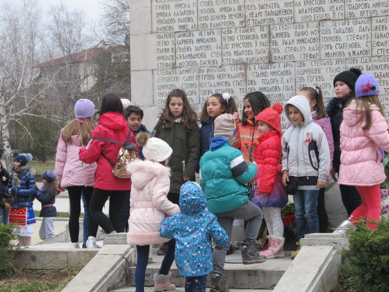 С тържествен ритуал и третомартенски хора отбелязаха националния празник в Лясковец