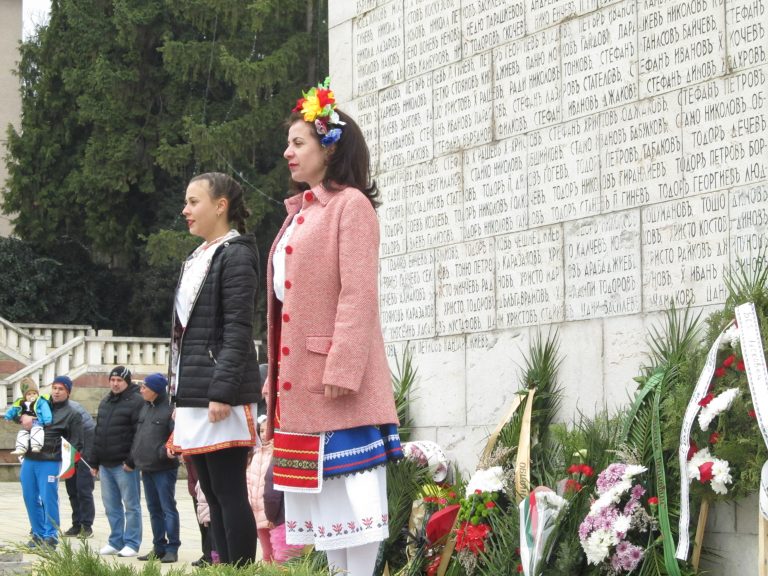 С тържествен ритуал и третомартенски хора отбелязаха националния празник в Лясковец