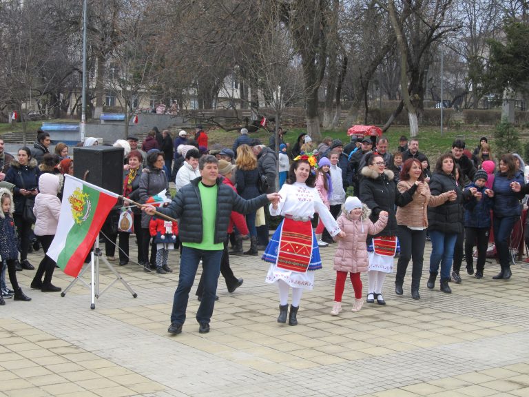 С тържествен ритуал и третомартенски хора отбелязаха националния празник в Лясковец