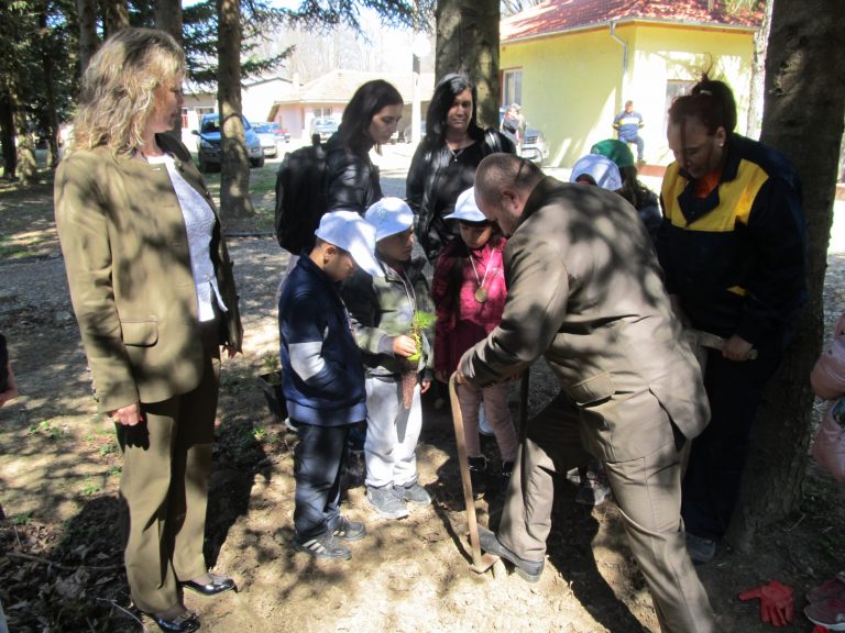 Джулюнските ученици се включиха в инициативата „Лесовъд за един ден”