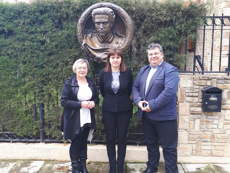 Стопанска академия представи актуалните възможности за обучение пред българската общност в Кипър