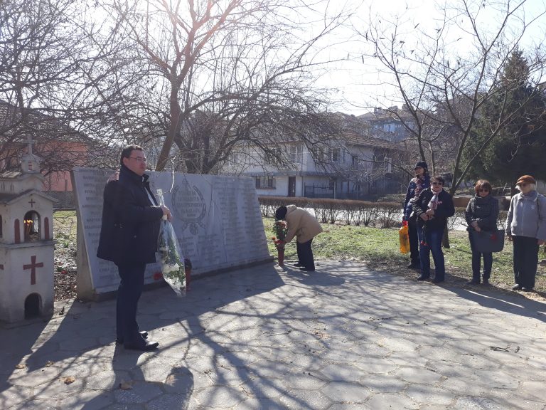 В Свищов почетоха паметта на жертвите от земетресението през 1977 г.